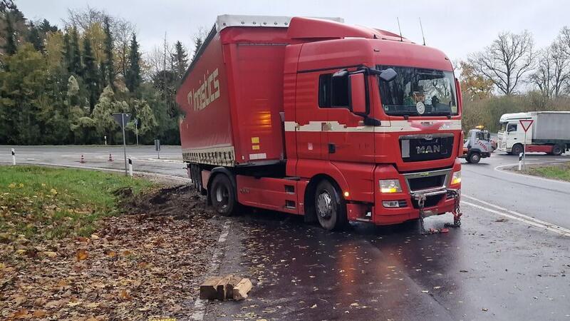 Stader Lkw sorgte mit Wendemanöver an B73/B495 für Sperrung Nachdem ein Bergungsunternehmen den Sattelzug vor dem Umkippen gesichert hat, wird er vorsichtig wieder auf die Straße gezogen.