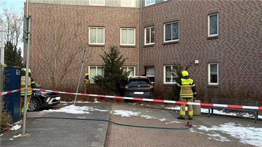 Nachdem ein Mann mit seinem Auto gegen die Hauswand eines Ärztehauses gekracht ist, sichert das Technische Hilfswerk (THW) das Gebäude.