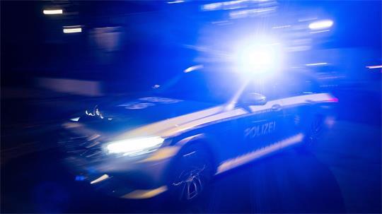 Nachdem ein Randalierer mit einer Machete auf einen Tresen geschlagen hat, ermittelt die Polizei. (Symbolbild)