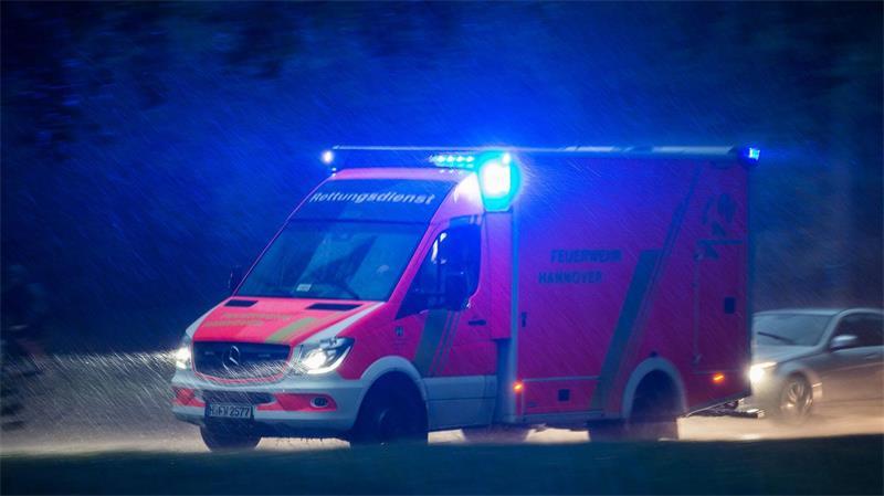Nachdem ein Rettungshubschrauber nicht fliegen konnte, brachte ein Rettungswagen einen lebensgefährlich verletzten 19-Jährigen ins Krankenhaus. (Symbolbild)