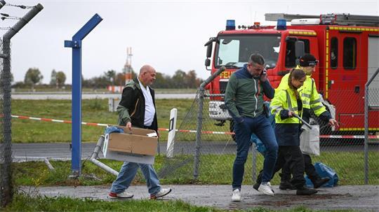 Nachdem ein Zaun am Flughafen Leipzig/Halle stark beschädigt wurde, ermittelt die Polizei in alle Richtungen.