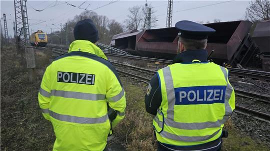 Nachdem ein Zug entgleist ist, bleibt die Bahnstrecke zwischen Hannover und Göttingen vorerst gesperrt. 
