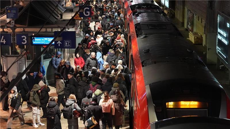 Nachdem eine Frau in das Gleisbett gefallen war, wurde der S-Bahn-Bahnsteig im Hamburger Hauptbahnhof am Donnerstagnachmittag gesperrt. (Symbolbild)