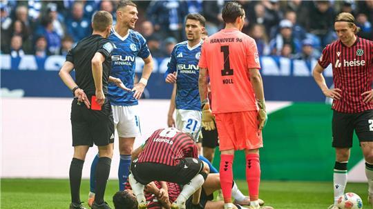 Nachdem er den Hannoveraner Husseyn Chakroun mit dem hohen Fuß getroffen hatte, wurde Edin Dzeko des Feldes verwiesen.