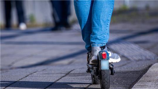 Nachdem er mit einem Radfahrer zusammenstieß, ergriff der E-Rollerfahrer die Flucht.