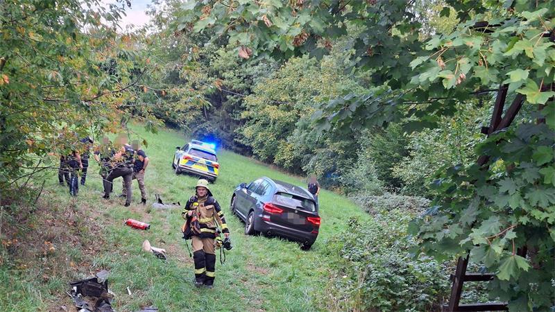 Nachdem er von der Straße abgekommen war, nahmen die Polizisten den Jugendlichen fest.