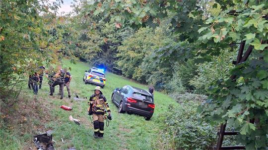 Nachdem er von der Straße abgekommen war, nahmen die Polizisten den Jugendlichen fest.