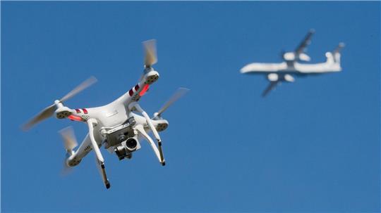 Nachdem es europaweit mehr Drohnensichtungen in Bereichen der kritischen Infrastruktur gegeben hat, reagiert Bayern mit einer Novelle des Polizeiaufgabengesetzes. (Symbolbild)