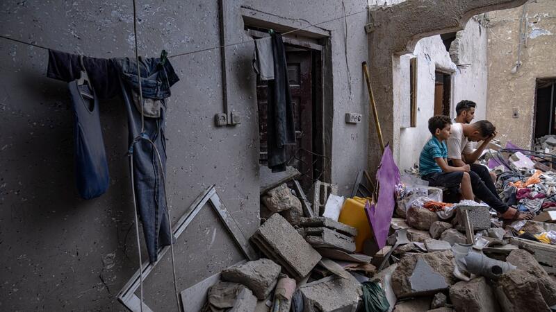 Israel rückt mit unverminderter Härte im Gazastreifen vor Nachdem es von einem israelischen Luftangriff getroffen wurde, sitzen Palästinenser auf den Trümmern eines Hauses Chan Junis.