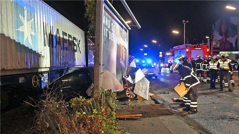 Nachdem ihn der Güterzug gerammt hat, ist der BMW nur noch ein Haufen Schrott. Die beiden Insassen konnten sich vorher aus dem Unfallwagen befreien. Foto: André Lenthe