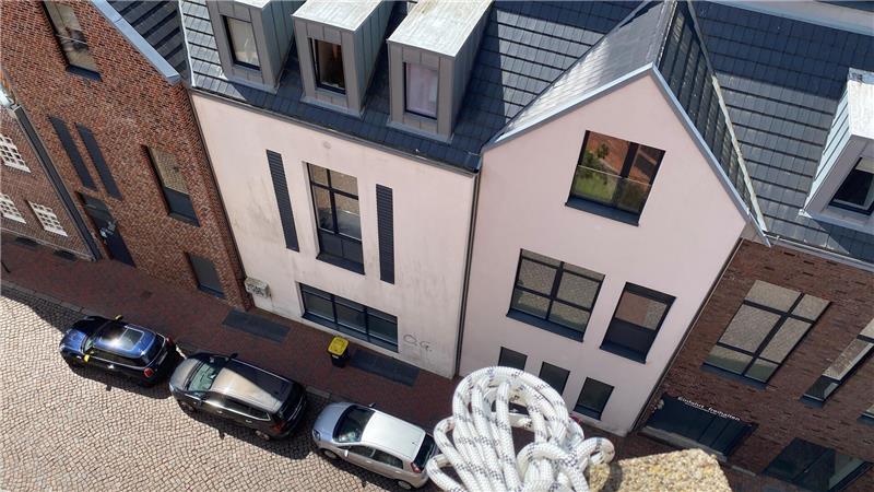 Abseilen am Petri-Turm: Spektakulärer Kletterakt in Buxtehude Blick von der rund 20 Meter hohen Turm-Plattform auf unten stehende Autos