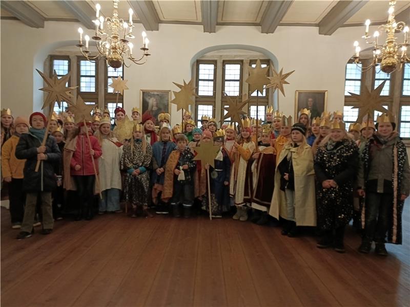 55 Sternsinger bringen Licht und Hoffnung ins Stader Rathaus Nachdem sie einen ökumenischen Gottesdienst besucht hatten, zogen 55 Sternsinger für Kinder in Not ins Stader Rathaus ein. Fotos: Bisping