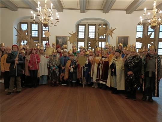 Nachdem sie einen ökumenischen Gottesdienst besucht hatten, zogen 55 Sternsinger für Kinder in Not ins Stader Rathaus ein. Fotos: Bisping