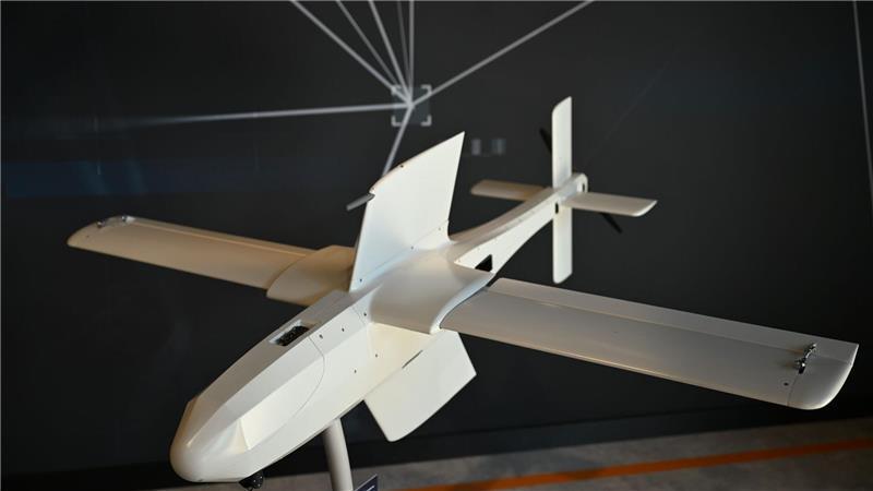 Nachdem sie nach oben katapultiert ist, fährt die Loitering Munition ihre Flügel aus und fliegt bis zu 100 Kilometer weit.