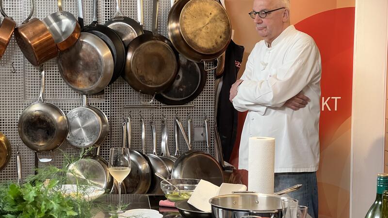TV-Koch Rainer Sass gibt den Löffel ab: So lief sein letzter NDR-Dreh Rainer Sass guckt nachdenklich.