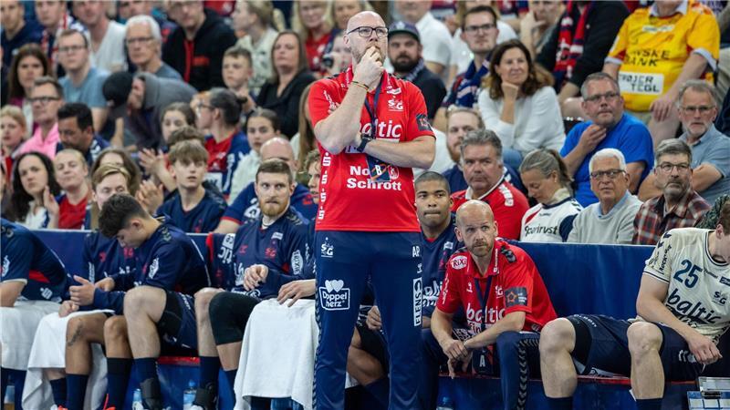 Bittere Heimpleite für Flensburgs Handballer Nachdenkliche Blicke bei Flensburgs Trainer Ales Pajovic.
