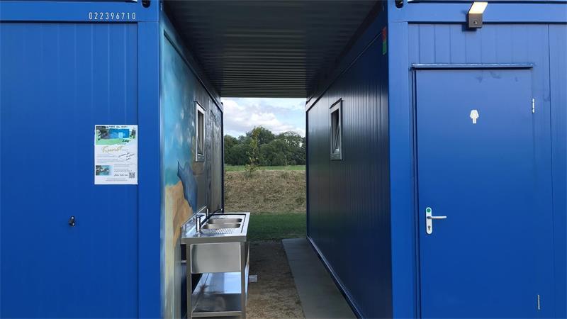 Nachgerüstet: Zwischen den beiden Sanitärcontainern sind jetzt zwei Spülbecken fürs Kochgeschirr montiert.