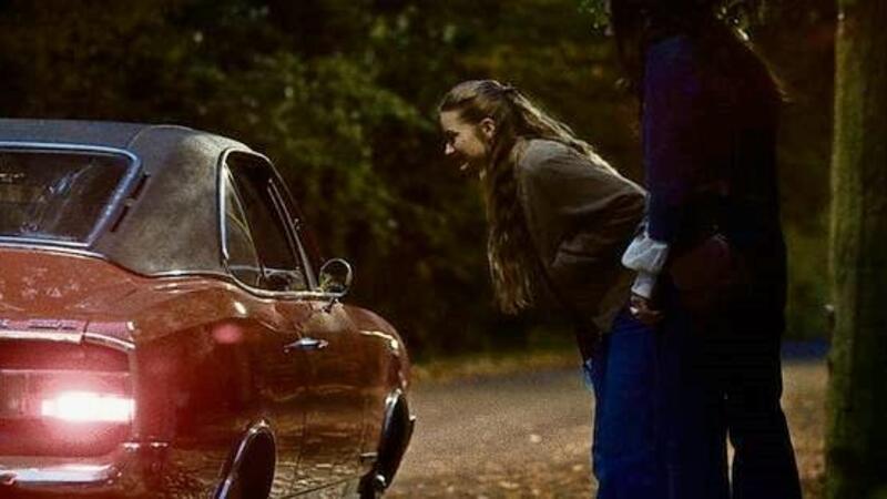 „Göhrde-Morde“ in der Region werden zum TV-Dreiteiler Nachgestellte Szene: Zwei Anhalterinnen steigen nach einem Discothekenbesuch in ein Auto.