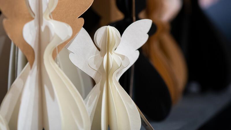Adventskranz geht in Flammen auf - Das müssen Sie jetzt tun Nachhaltigkeit: Die Weihnachtsengel aus Papier und Pappe von Only Natural sind filigran und ressourcenschonend. Foto: Franziska Gabbert/dpa-tmn