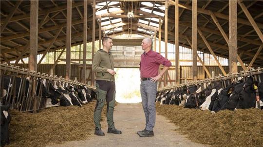 Nachhaltigkeit schreiben Sven und Wolfgang Kück groß. Jetzt wollen die beiden Milchbauern aus Gnarrenburg den CO2-Fußabdruck ihres Betriebs weiter verringern.
