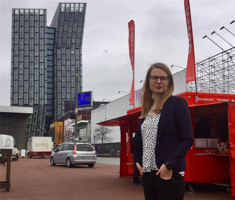 Nachhaltigkeitsmanagerin Marlena Sdrenka will den Spielbudenplatz auf öko trimmen. Foto: Lorenz