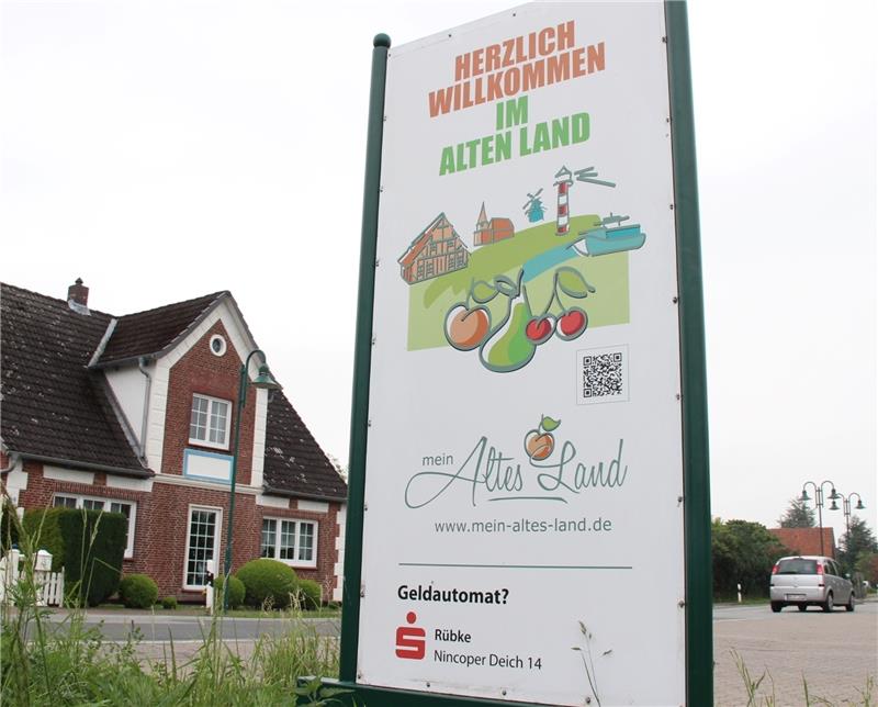Nachher: Unbekannte Rübker Lokalpatrioten haben das Schild jetzt in aller Stille schlicht umgedreht. Am Dorfeingang von Rübke werden die Besucher nun im Alten Land willkommen geheißen. Dafür ist jetzt Neuenfelde ausgebürgert. Fotos Michaeli