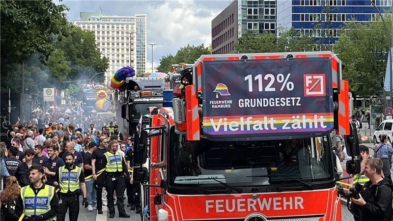Nachhut der Altländer: Die Feuerwehr ‚eskortierte‘ den Pape-Lkw beim CSD in Hamburg.