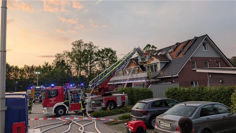 Nachlöscharbeiten über die Drehleiter