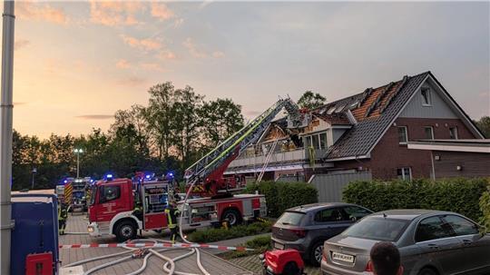 Nachlöscharbeiten über die Drehleiter