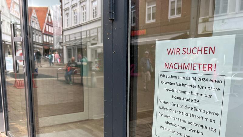 Was das Aus von Brokelmann für Stades Innenstadt bedeutet Nachmieter gesucht: Zettel dieser Art hängen in einigen Schaufenstern in Stades Innenstadt. Dennoch: Der Leerstand hält sich noch in Grenzen.