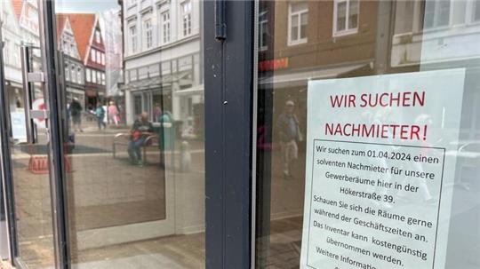 Nachmieter gesucht: Zettel dieser Art hängen in einigen Schaufenstern in Stades Innenstadt. Dennoch: Der Leerstand hält sich noch in Grenzen.