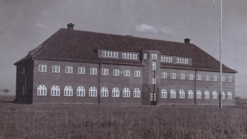 Nachnutzung als Übernachtungsquartier für Fahrradtouristen? Blick auf das Christian-Koch-Haus: Es orientiert sich im Stil an den Bauten des bekannten Architekten und Stadtplaners Fritz Schumacher (1869 - 1947). Das Foto (um 1924) stammt von dem Hamburger Bauleiter Hans Schnakenbeck. Er leitete die Bauarbeiten für das Jugendgefängnis. Der Bau steht für den Reformstrafvollzug der Weimarer Republik.