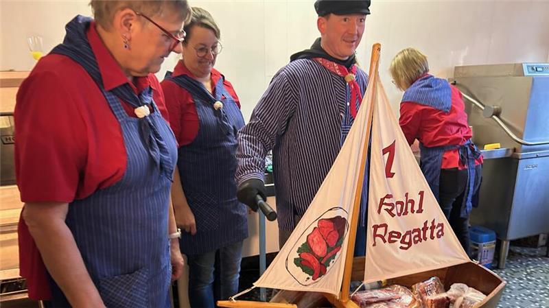 Nachschub: Chris Thielker rollt Sammelschiff Christoph in die Küche.