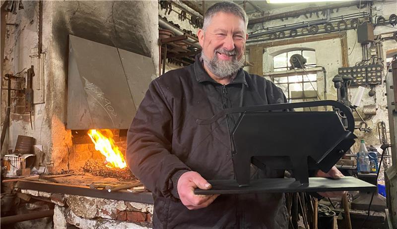 Nachschub für die Gewinner des städtischen Jugendliteraturpreises: Metallbauermeister und Kunstschmied Martin Porsche hat einen neuen Vorrat an Buxtehuder Bullen geschaffen.