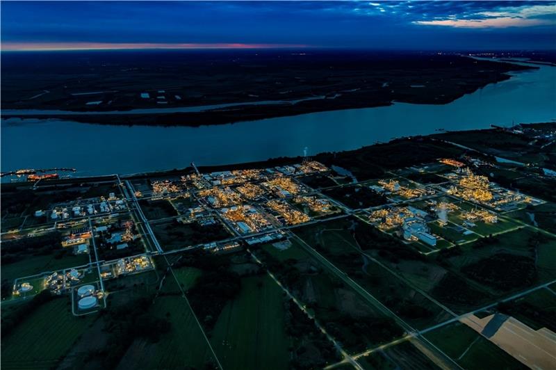 Rückschlag für Industrie-Standort Stade: Dow streicht Vorzeige-Projekt Nachtaufnahme von Bützflethersand: Die Anlagen auf dem Werksgelände des Chemieproduzenten der Dow und Olin sind beleuchtet. Luftfoto: Martin Elsen
