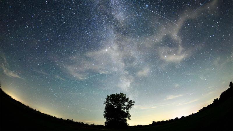 Nachthimmel voller Lichtspuren über Schleswig-Holstein