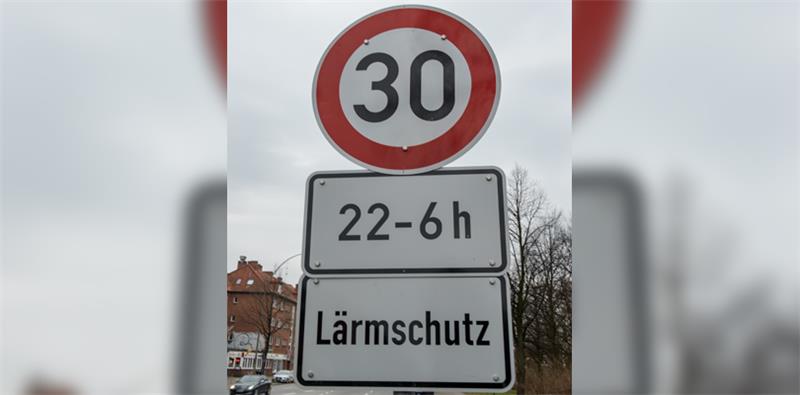 Streit über nächtliches Tempolimit Nachts gilt hier Tempo 30. Foto Heimken/dpa