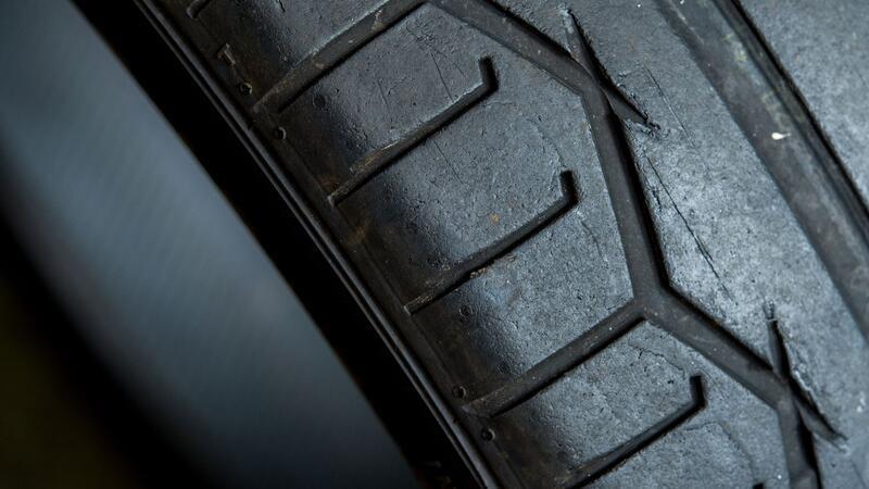 Unbekannte zerstechen Reifen von mehr als 80 Autos in Bremen Nachts haben Unbekannte in Bremen die Reifen von mehr als 80 Fahrzeugen zerstochen. (Symbolbild)