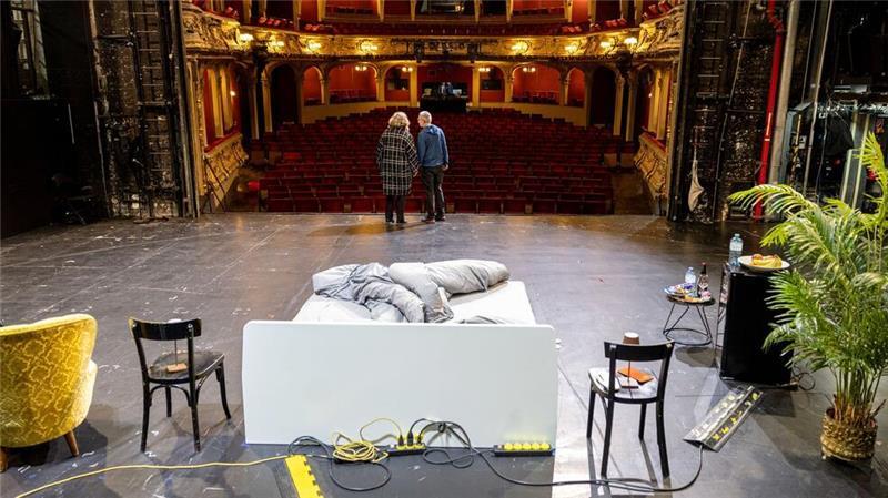 Nachts im Theater: Ein Paar steht auf der Bühne des Berliner Ensembles. Das Theater hatte als Reaktion auf die Kürzungen in der Hauptstadt-Kultur eine Übernachtung auf der Bühne versteigert.
