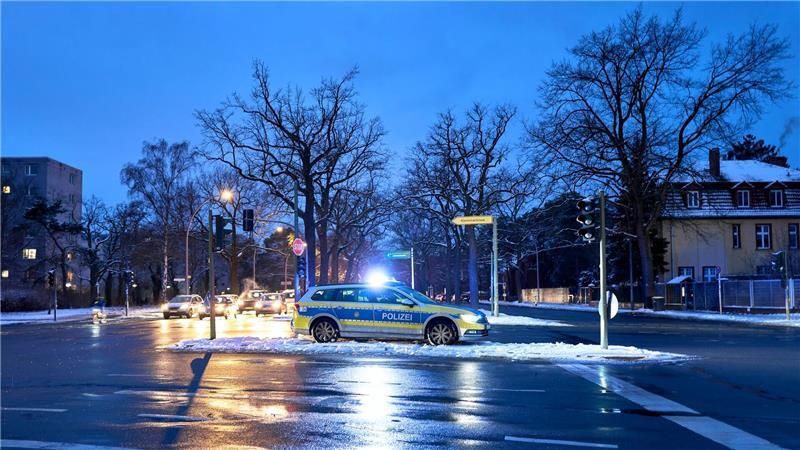 Dritte Nacht ohne Strom und Wärme im Südwesten Berlins Nachts ist die Polizei verstärkt unterwegs.