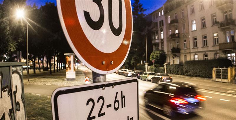 Nachts nur noch Tempo 30 , das will die Hamburger Verkehrsbehörde jetzt auf einigen Strecken testen. Foto: Rumpenhorst/dpa