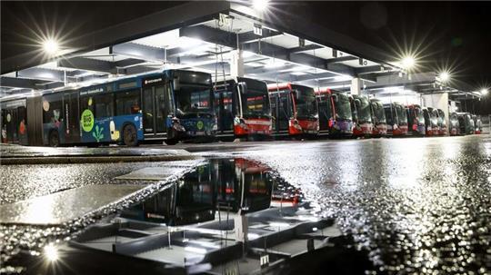 Nachts sollen künftig mehr Busse durch Hamburg fahren. (Archivbild)