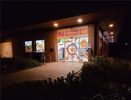 Nachts, wenn (fast) alles schläft, hat der Tante-Enso-Laden in Ihlienworth noch geöffnet. Wer eine Tante-Enso-Karte hat, kann dort rund um die Uhr einkaufen.