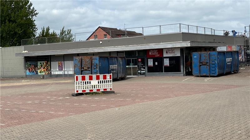 Nackt bis auf den Beton: So sah das Rewe-Supermarktgebäude an der Harburger Straße am 6. Mai, wenige Tage vor dem Abriss, aus.