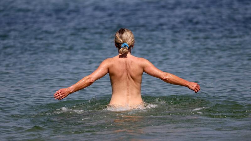 Rostocker FKK-Regel: Keine Badehose am Nacktstrand Nackt ins Wasser: In Warnemünde fühlten sich Nudisten beobachtet, andere nicht respektiert. (Archivbild)