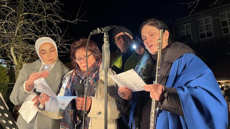Nadia Emeish, Else Zager und Jocelyne Fillion-Kelch verlasen die Grußworte des Landrats Kai Seefried.
