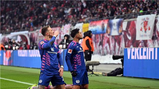 Nadiem Amiri (r) und Phillip Tietz feiern sich für den Ausgleich.