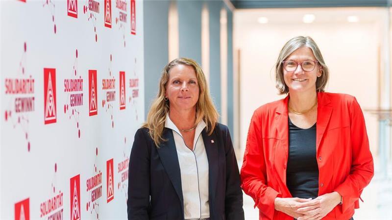 Nadine Boguslawski (l), Tarifvorständin der IG Metall, und Christiane Benner, Erste Vorsitzende der IG Metall.