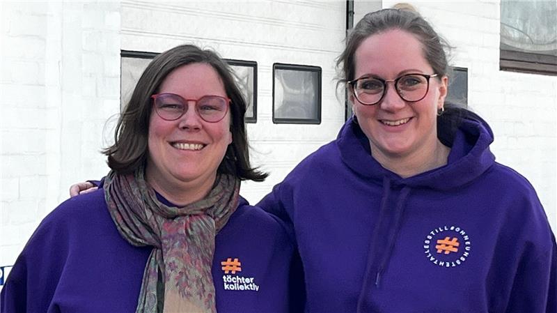 Nadine Grubert (links) und Lara Thomsen rufen zum Frauenstreik in Stade auf.