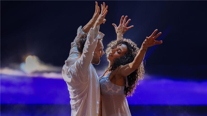 Nadja Benaissa, Sängerin, und Vadim Garbuzov, Profitänzer, tanzen in der RTL-Tanzshow „Let’s Dance“ im Coloneum in Köln.